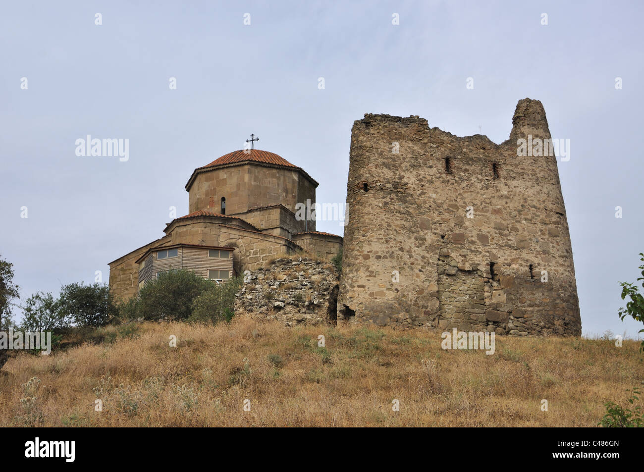 Jvari è una residenza georgiana monastero ortodosso del VI secolo vicino a Mtskheta (sito Patrimonio Mondiale), Georgia orientale. Foto Stock