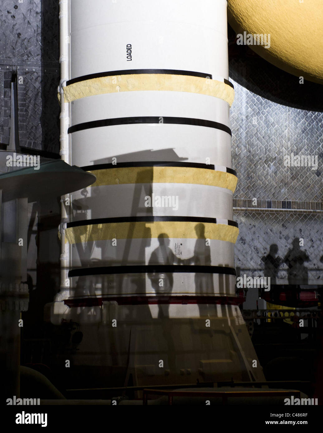 In cima al Mobile piattaforma di lancio amministratore della NASA Charles Bolden è visto in silhouette, sinistra, come egli scosse le mani con i lavoratori a Foto Stock