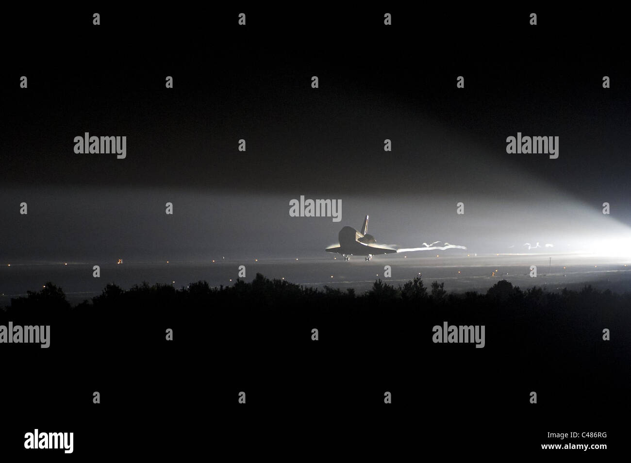 L ultimo viaggio lo Space Shuttle Endeavour sulla STS-134 missione ha fatto il suo ultimo atterraggio a Shuttle Landing Facility a Kenned Foto Stock