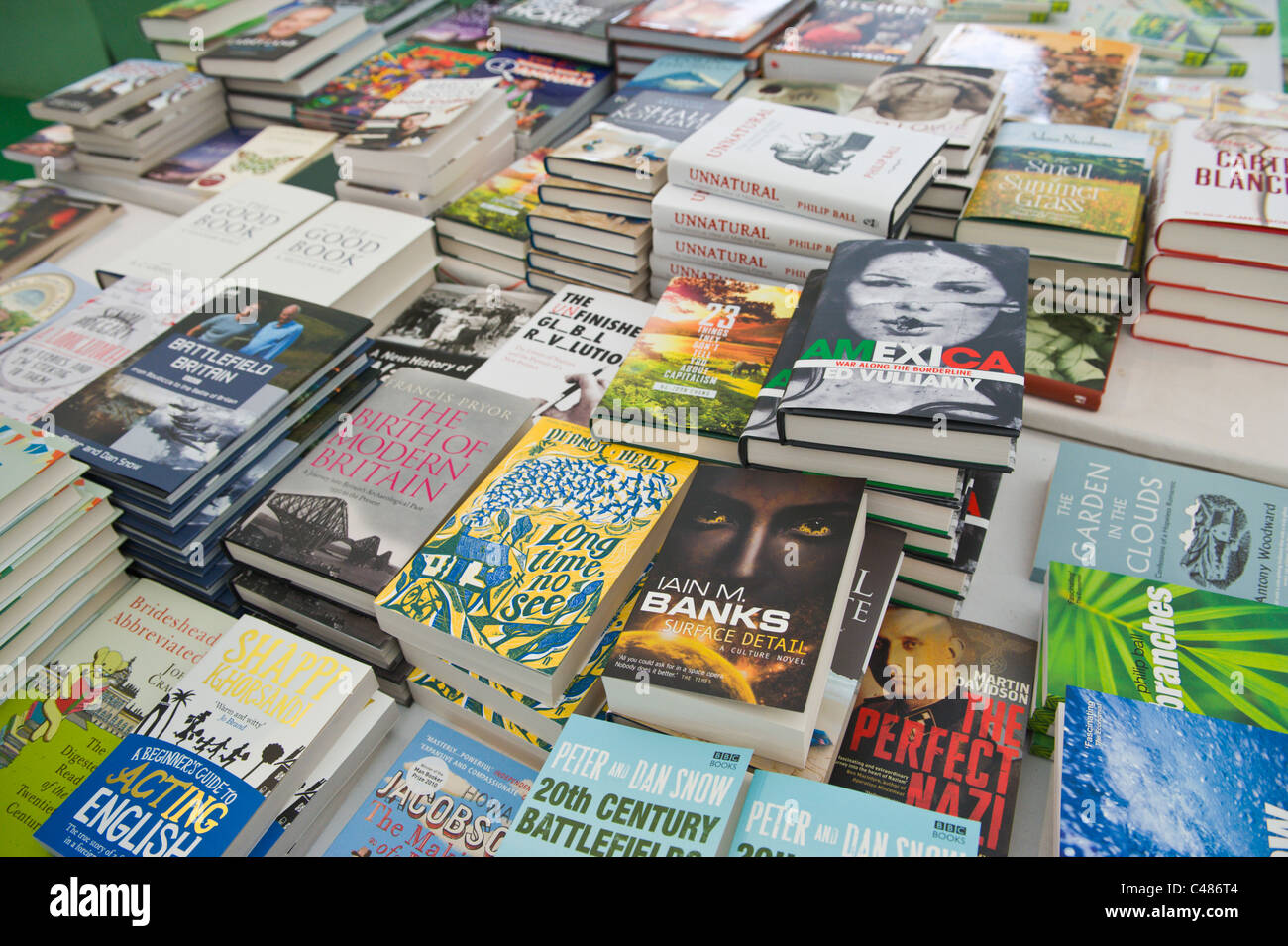Selezione di libri di autori del festival in vendita a Pembertons Bookshop a Hay Festival 2011 Foto Stock