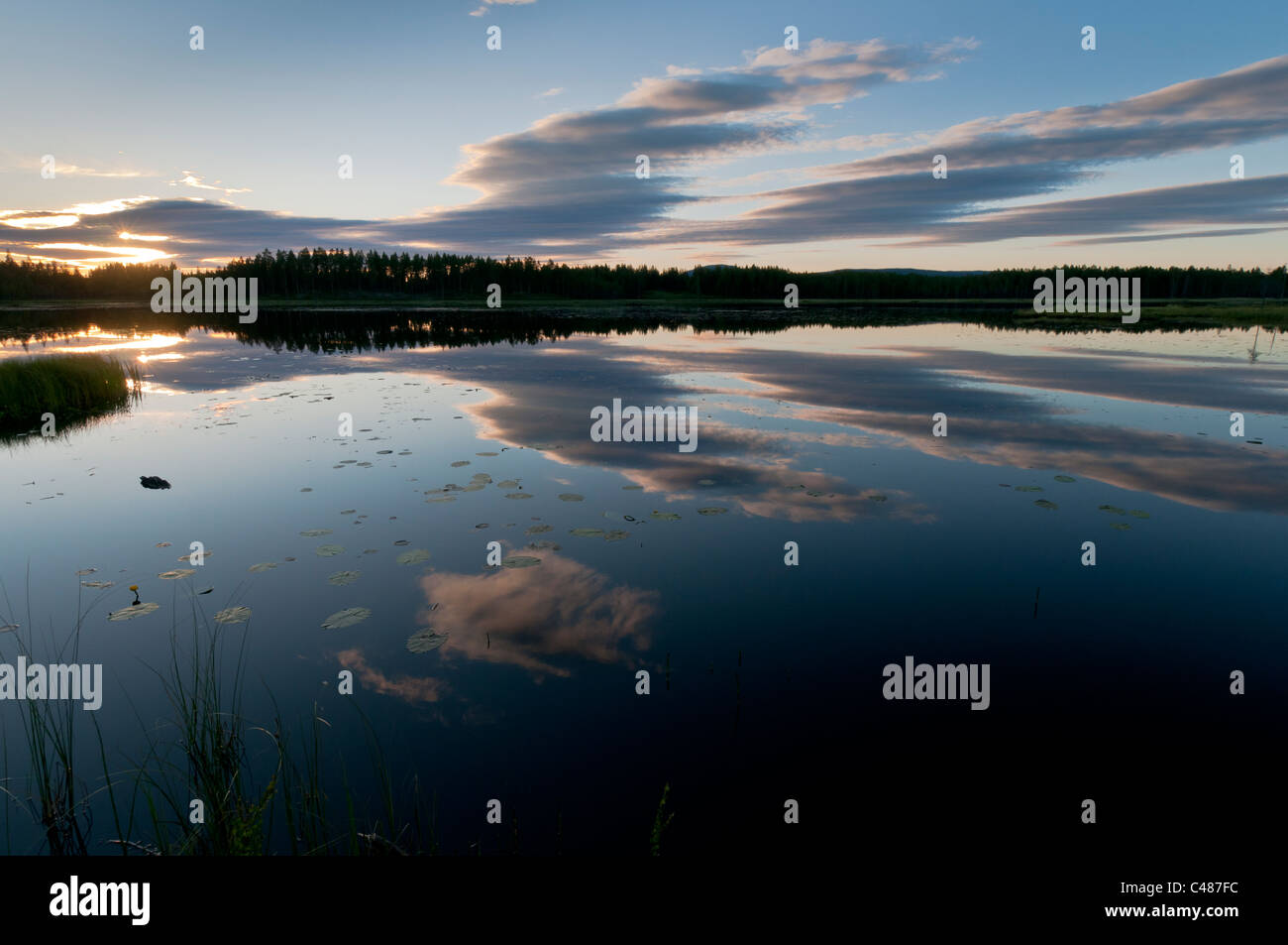 Bellissimo il pittoresco lago, atmosfera serale, Svezia Foto Stock