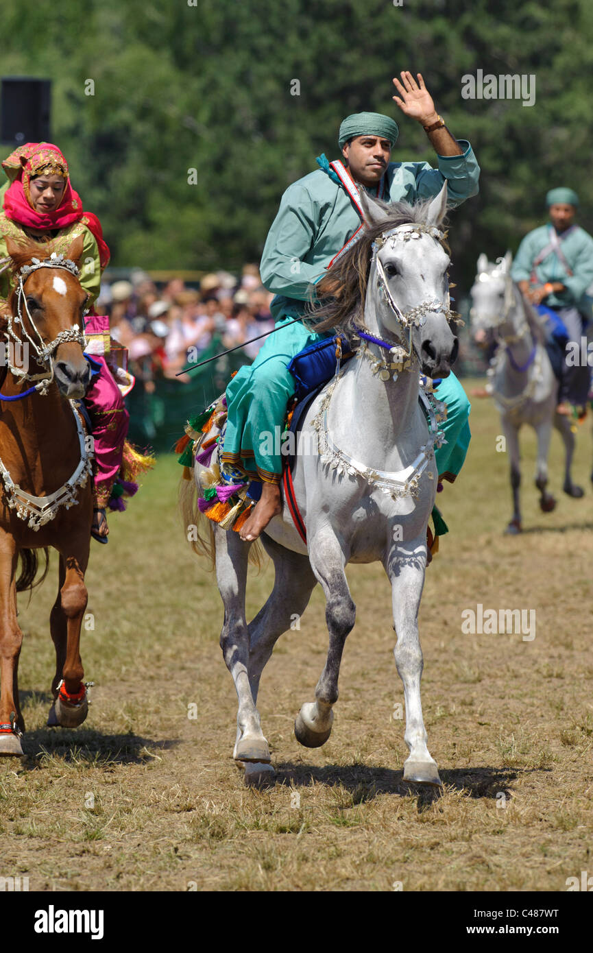 Arabian Royal Cavalleria di Oman in costume originale sul cavallo arabo mentre un pubblico mostra prestazioni di Monaco di Baviera, Germania Foto Stock