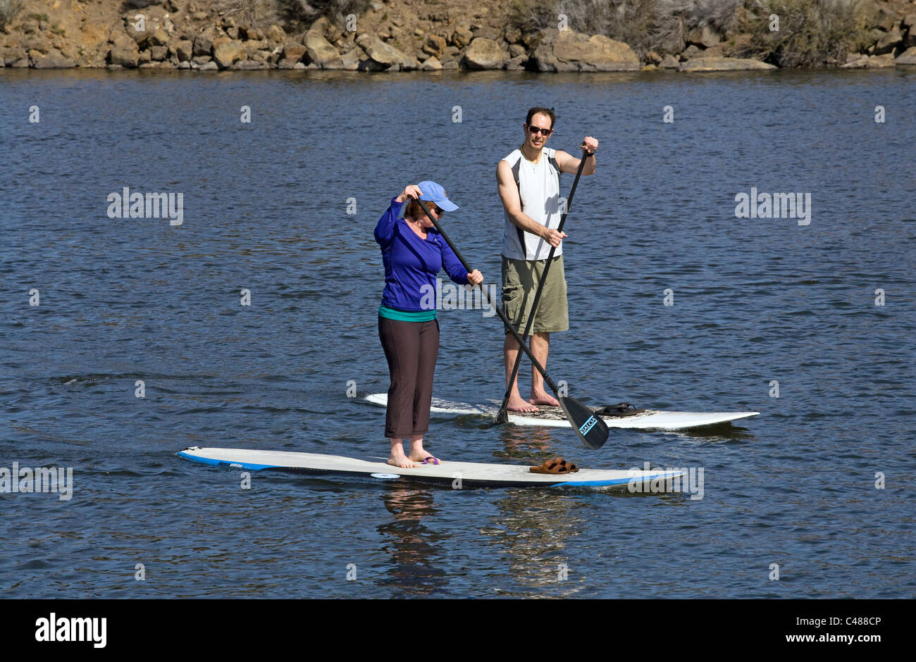 Due persone su standup paddle boards sul fiume Deschutes nel centro di Oregon, il centro di curvatura Foto Stock