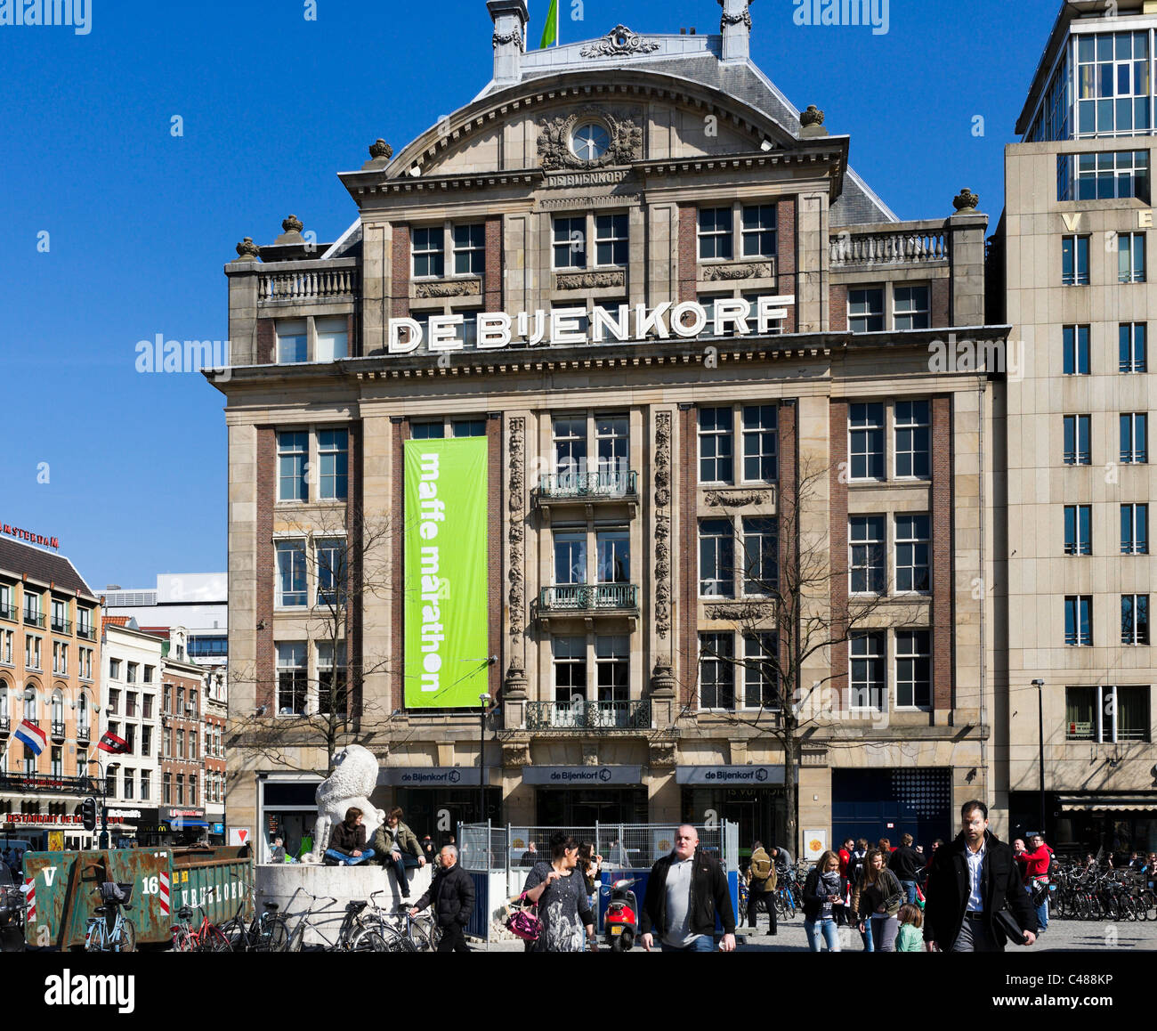 La Piazza Dam ingresso del flagship De Bijenkorf department store, Amsterdam, Paesi Bassi Foto Stock