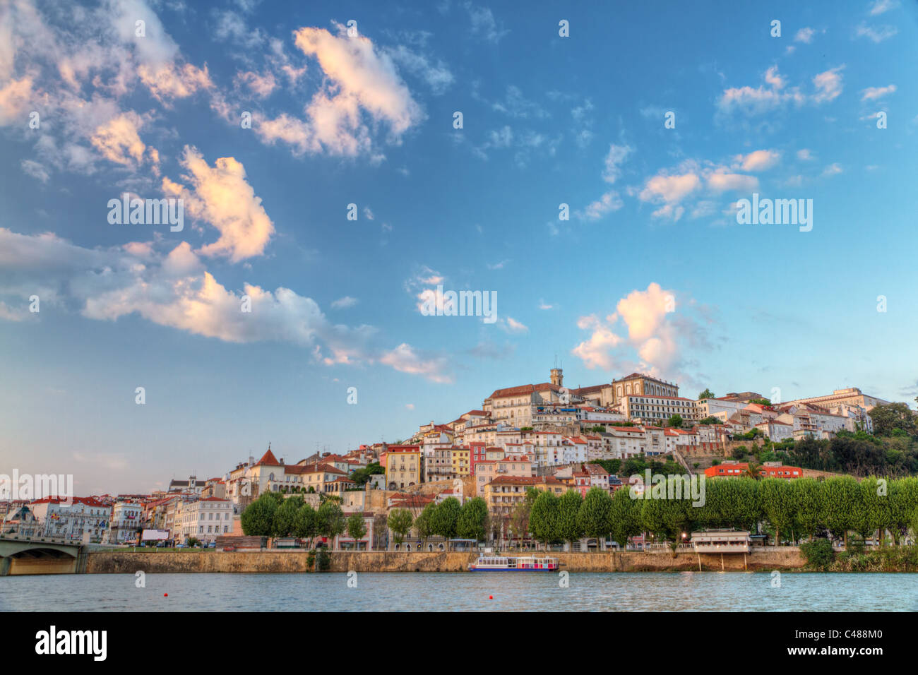 Città vecchia di Coimbra si illumina al tramonto sotto un bel cielo estivo, Portogallo Foto Stock