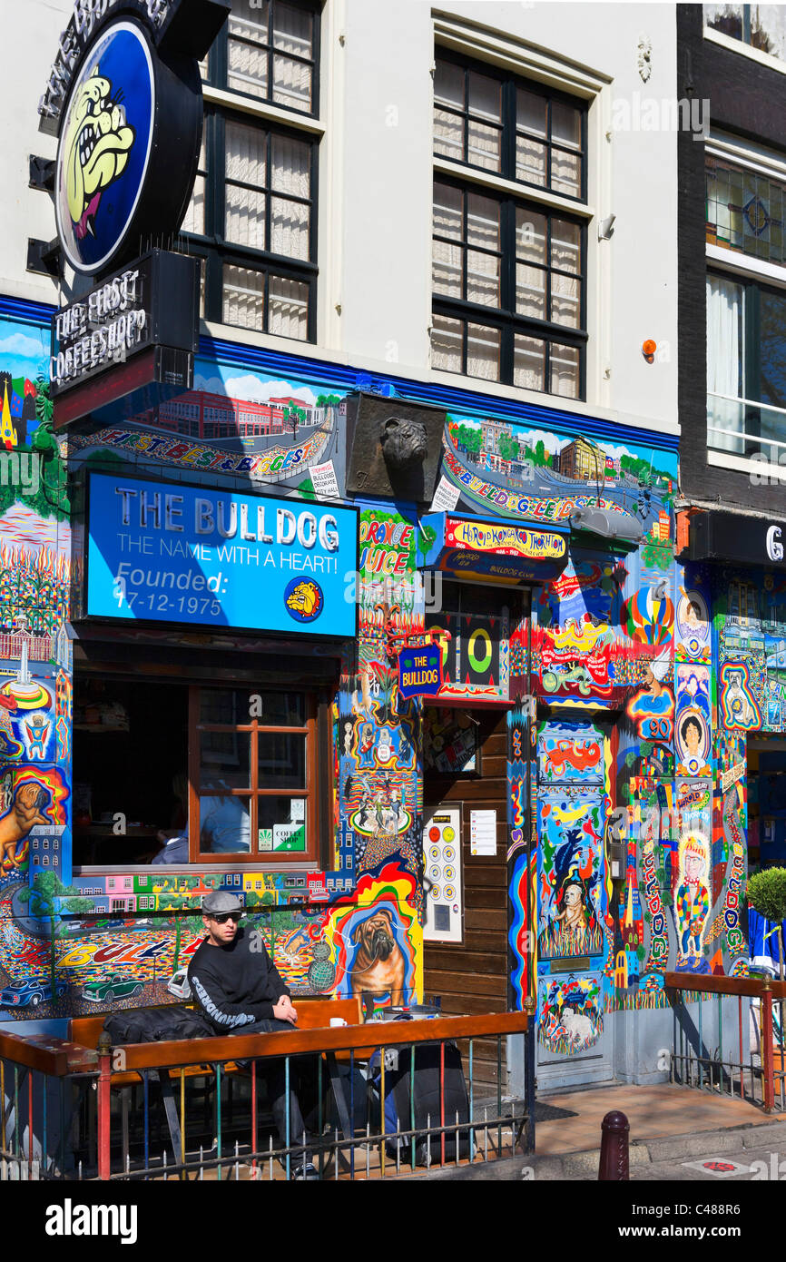 Il Bulldog originale di coffeeshop in Oudezijds Voorburgwal 90 nel quartiere a luci rosse (de Wallen), Amsterdam, Paesi Bassi Foto Stock