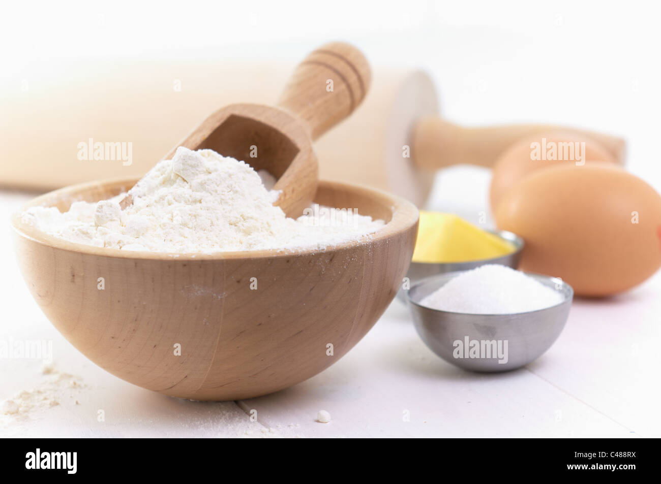 Ingredienti e strumenti per preparare una torta, farina, uova, burro,  zucchero, Apple Foto stock - Alamy