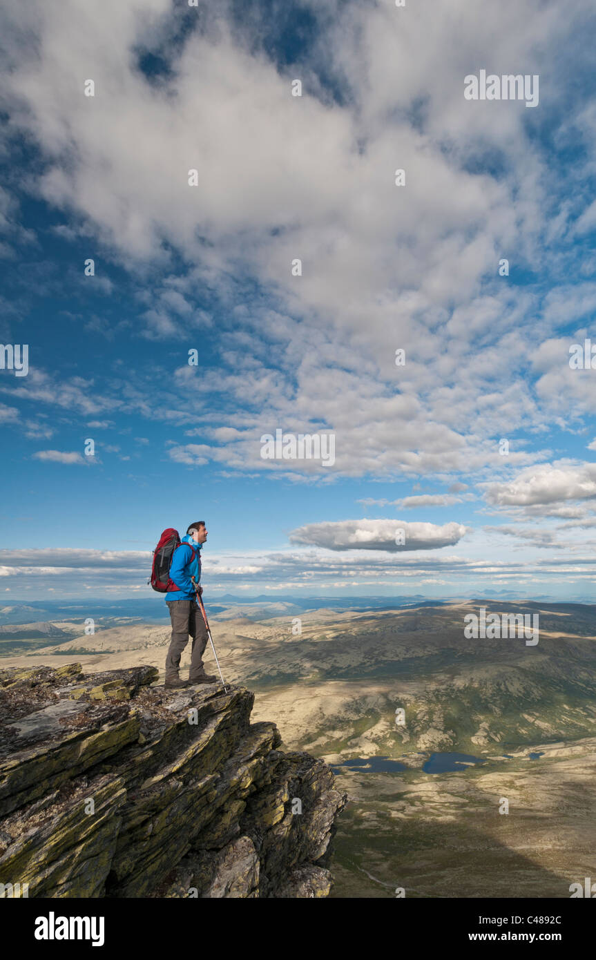 Wanderer auf einem Gipfel im Alvdal Vestfjell, in der Ferne der Berg Rendalssoelen, Rendalen, Hedmark, Norwegen Foto Stock