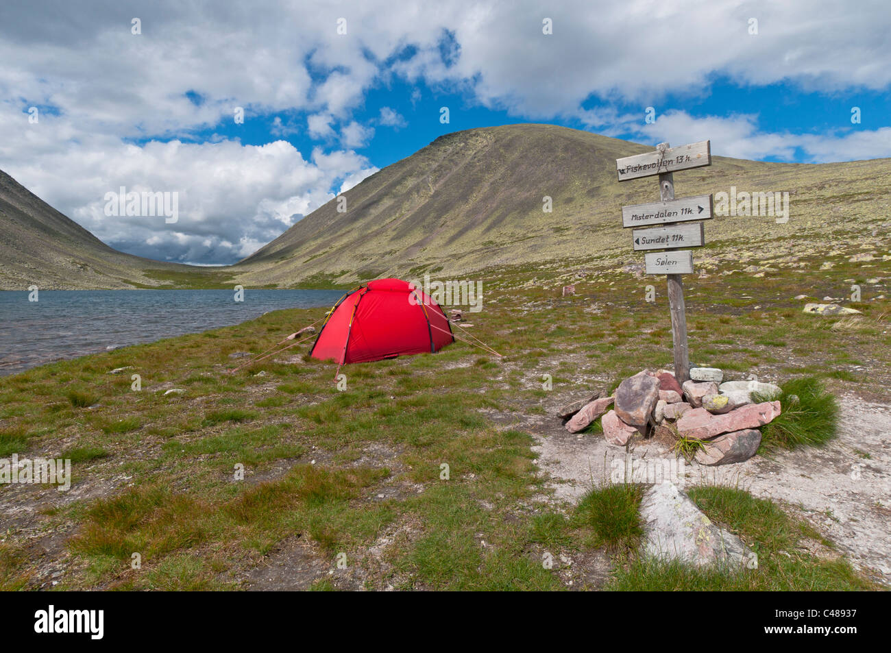 Zelt un einem Bergsee, Rendalen, Hedmark, Norwegen, tenda, lago di montagna, Norvegia Foto Stock