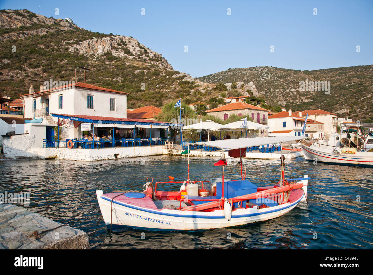Multicolore puzza di pesca all'ancoraggio, Agia Kiriaki, sud della penisola di Pilion, Grecia Foto Stock