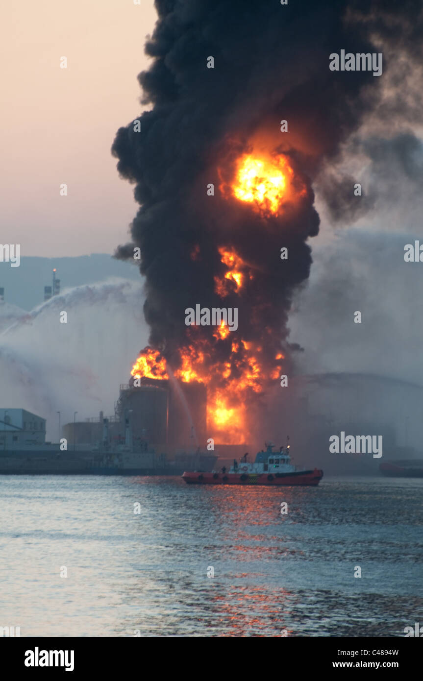 Un incendio nel serbatoio di accumulo di olio Foto Stock