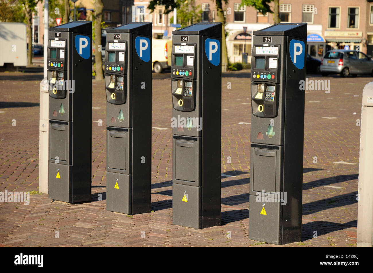 Parcheggio metri al parcheggio pubblico di Leiden, Olanda Foto Stock