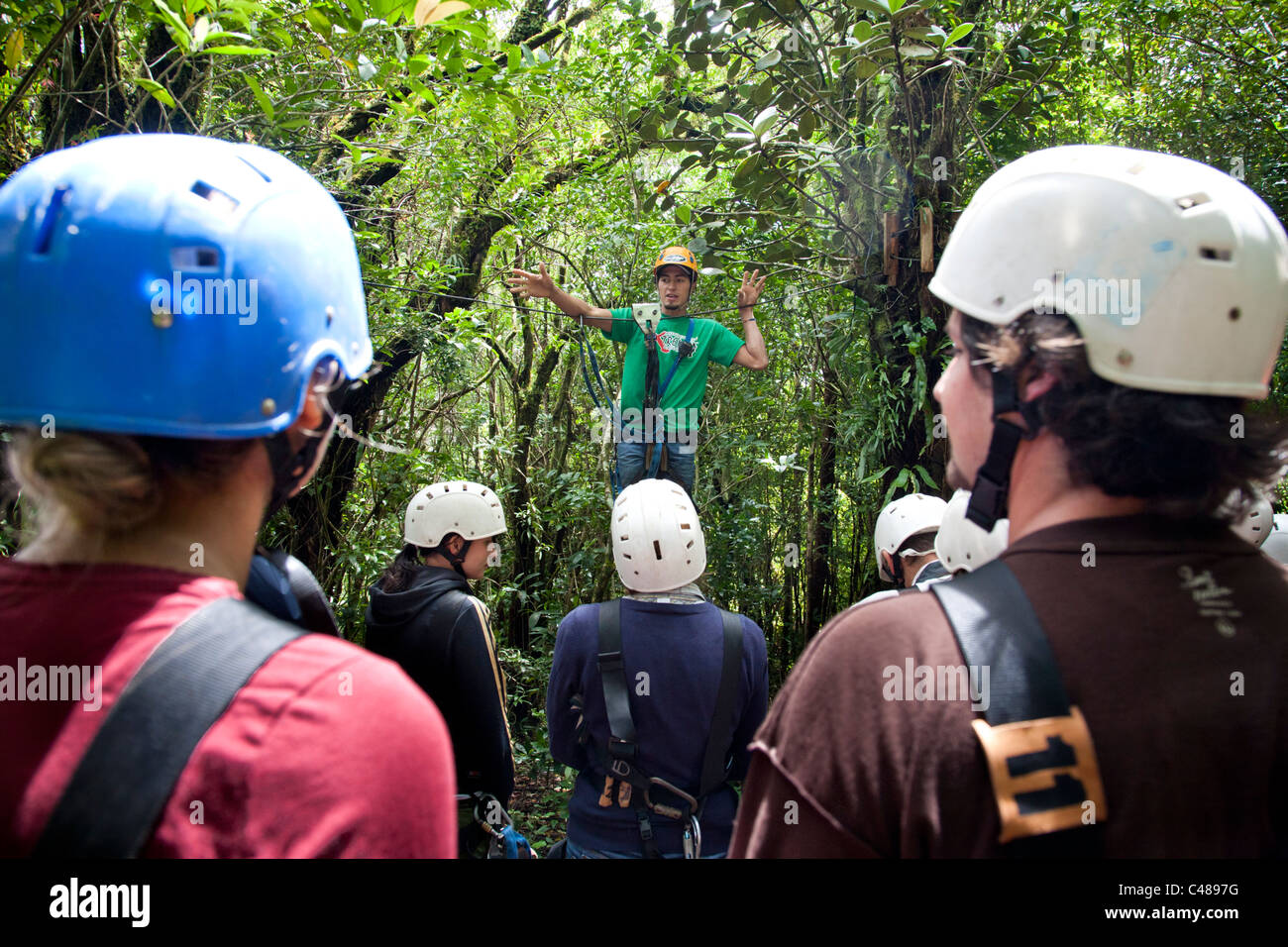 Introduzione e istruzioni di sicurezza, Extremo Monteverde canopy tour, Monteverde Costa Rica Foto Stock