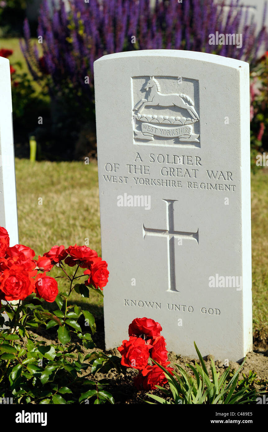 Un soldato della Grande Guerra, West Yorkshire reggimento. Tomba a Tyne Cot, un WW1 cimitero, vicino a Ypres, Belgio. Foto Stock