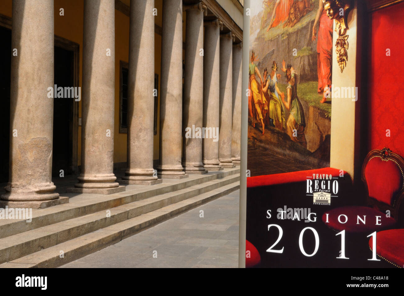 Teatro Regio con un poster del teatro di Via Garibaldi a Parma Foto Stock