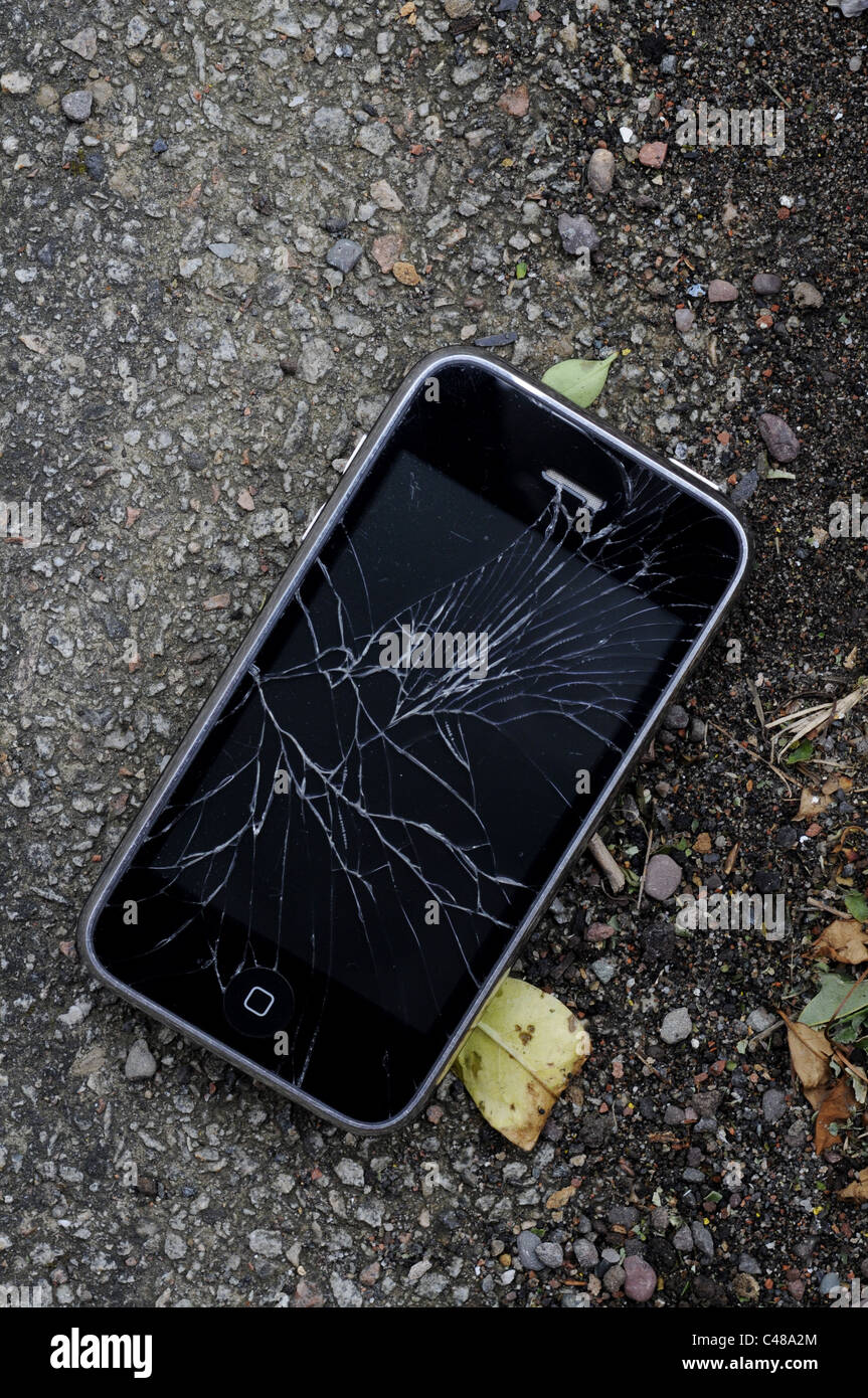 La rottura di un iPhone con uno schermo incrinato Foto Stock