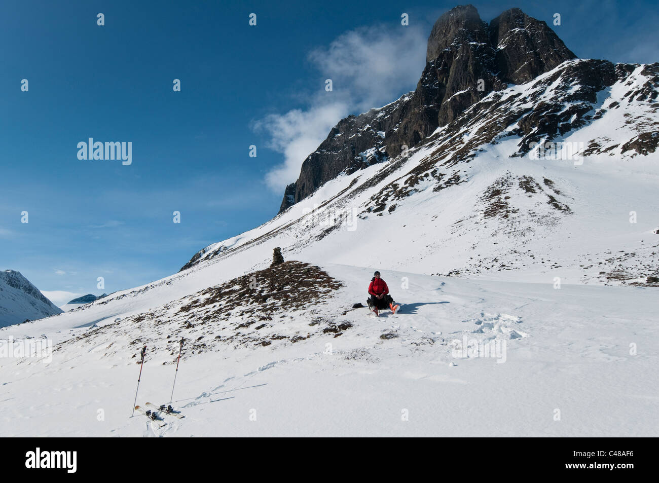 Skitourengeher rastender am Fusse des Berges Nallo, Tal Stuor Reaiddavaggi, Kebnekaisefjaell, Norrbotten, Lappland, Schweden Foto Stock
