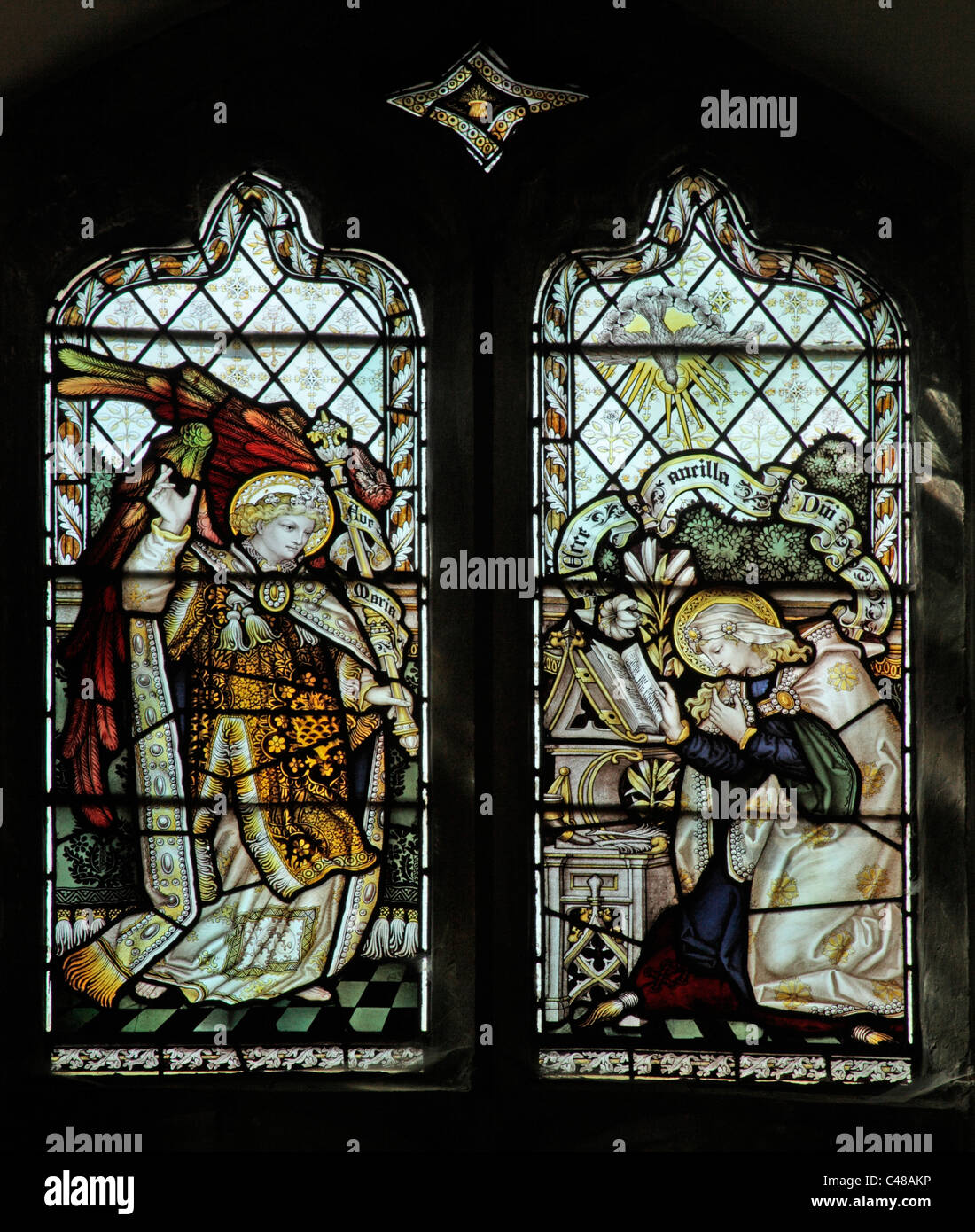 Una delle vetrate colorate dal Kempe Studios raffigurante l'Annunciazione di Maria, la chiesa di San Pietro e di San Paolo, Steeple Aston Foto Stock