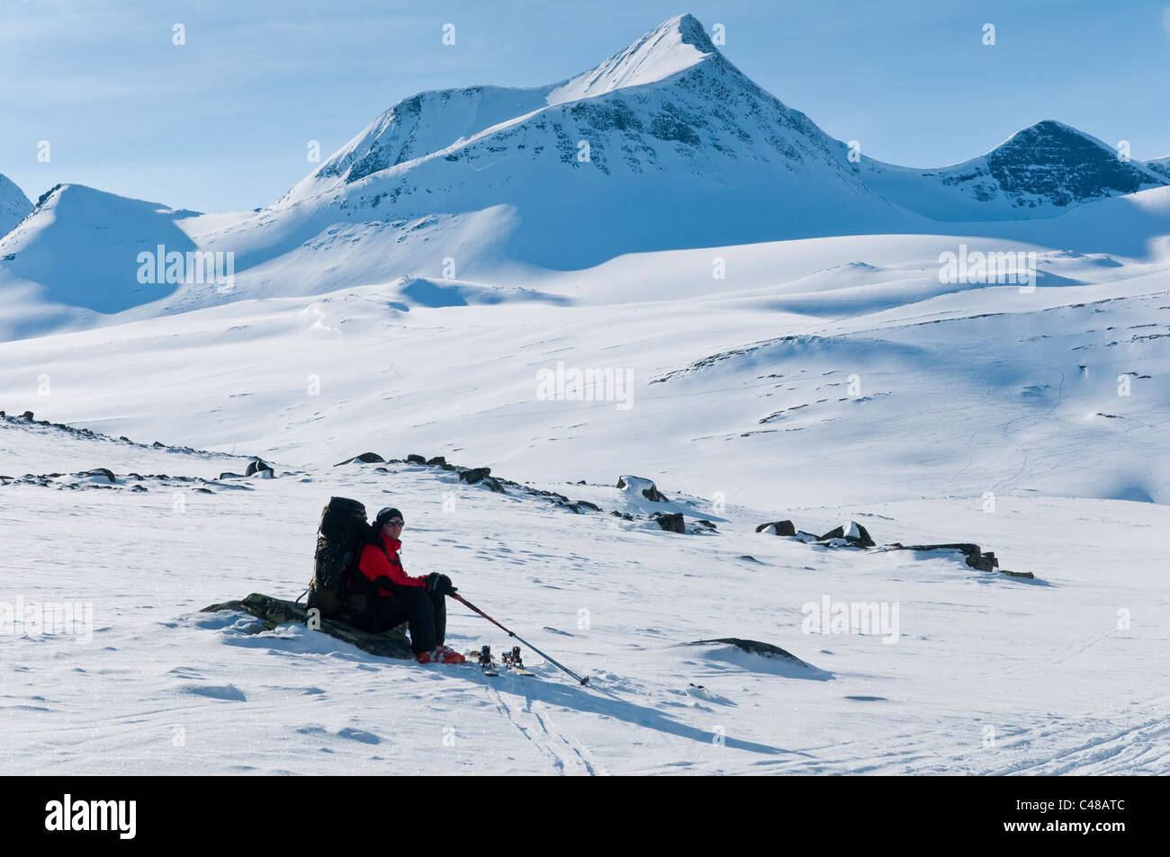 Rastender Skitourengeher im Tal Stuor Reaiddavaggi, Tjaektjatjohkkomassiv, Kebnekaisefjaell, Norrbotten, Lappland, Schweden Foto Stock