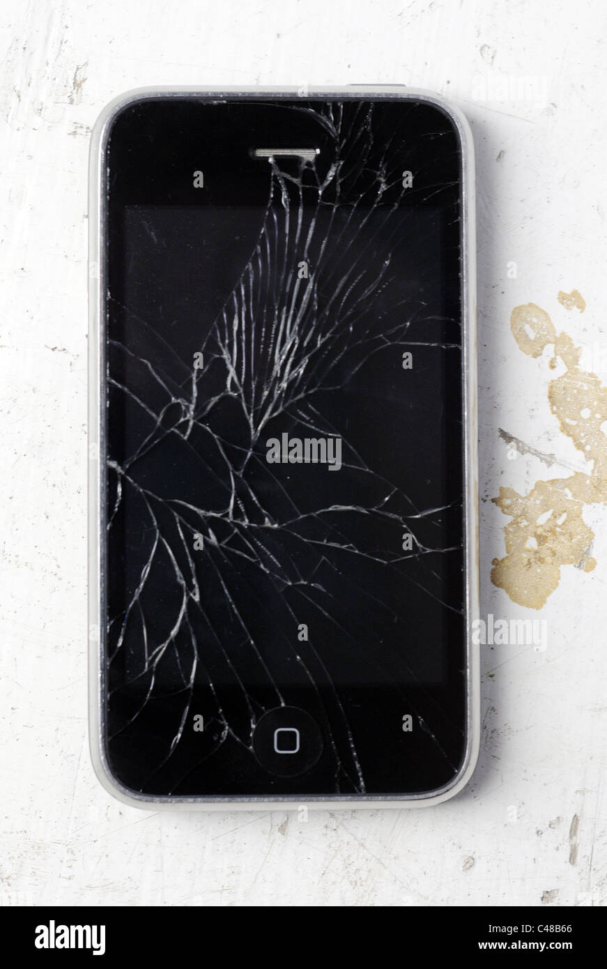 La rottura di un iPhone con uno schermo incrinato Foto Stock