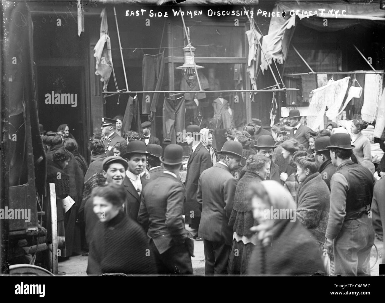 La folla nella parte anteriore del negozio e sul lato est di New York, 1910. La Biblioteca del Congresso. (Richard B. Levine) Foto Stock