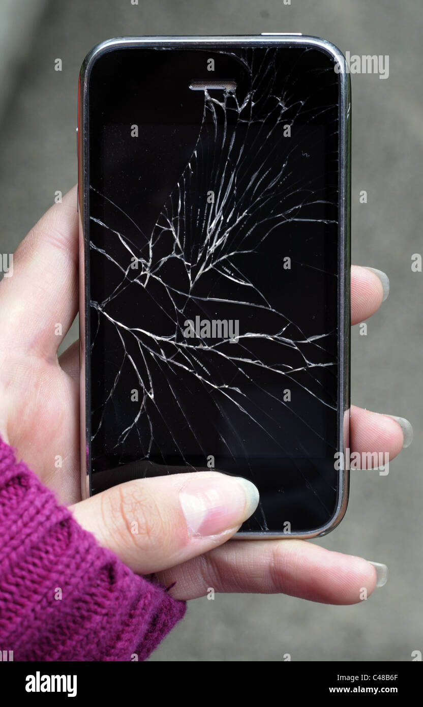 La rottura di un iPhone con uno schermo incrinato Foto Stock