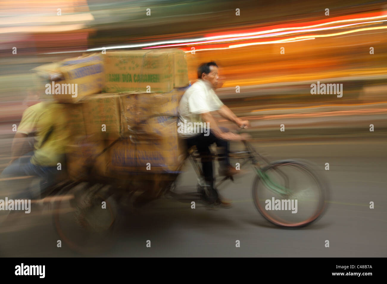 In rickshaw sfocate, Guangzhou, Cina Foto Stock