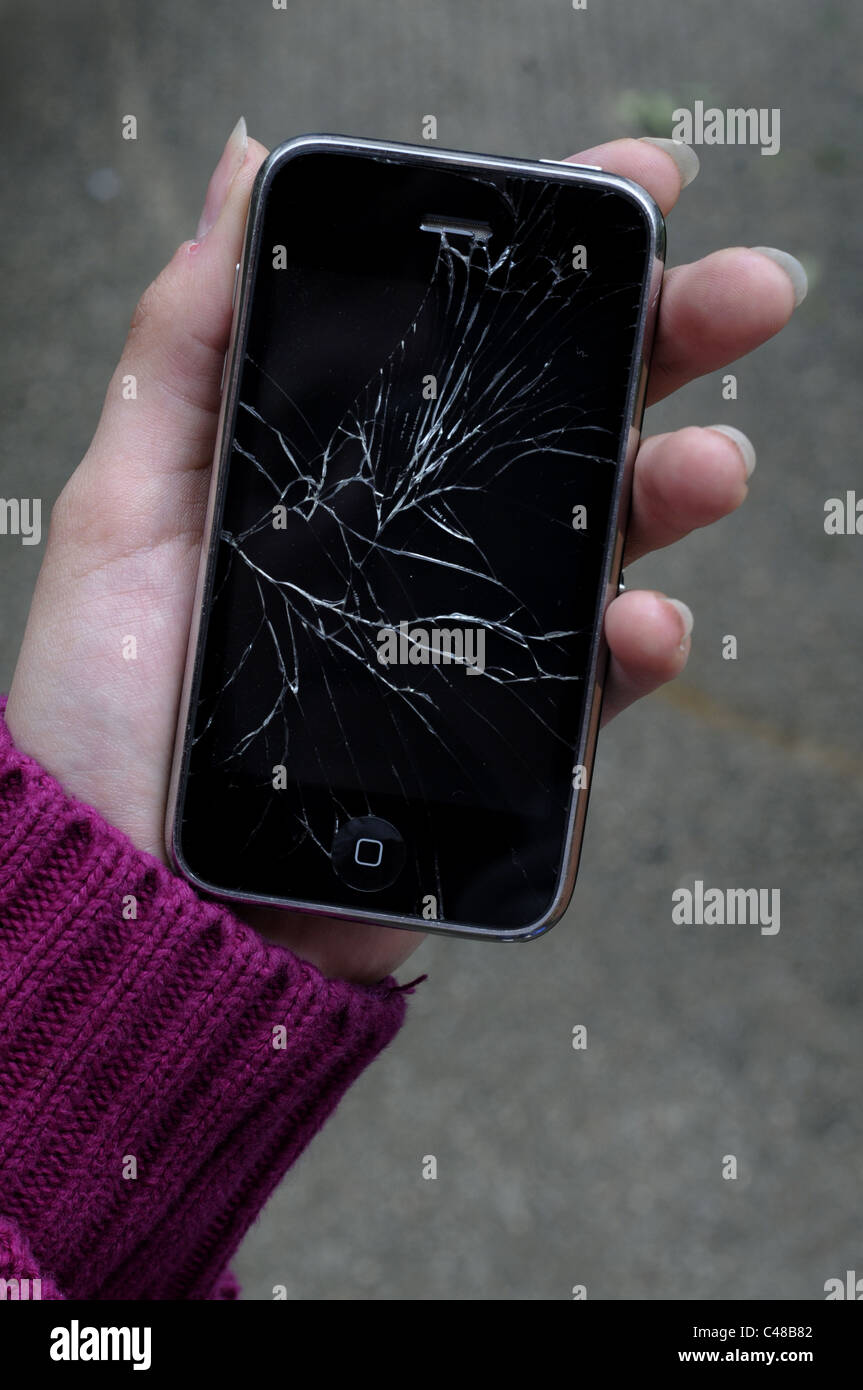 La rottura di un iPhone con uno schermo incrinato Foto Stock
