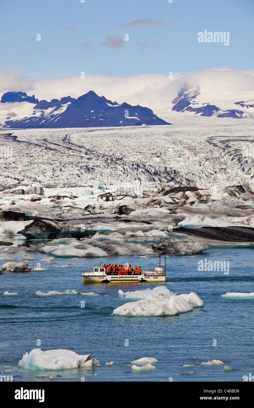 Amphibienfahrzeug mit Touristen an Bord auf dem Gletschersee Jökulsarlon, Jökulsárlón, Vatnajökull, Isola, Europa Foto Stock