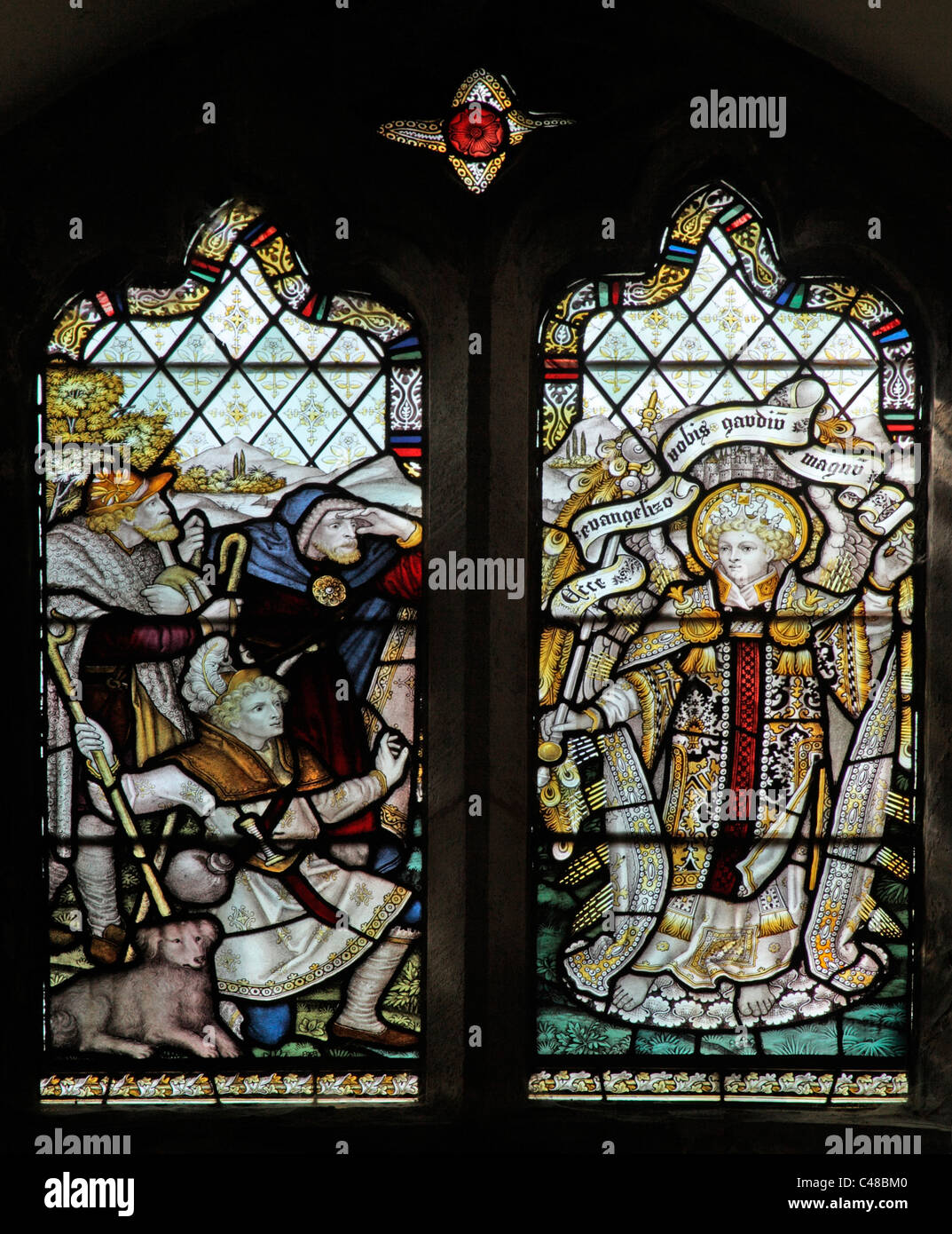 Una delle vetrate colorate dal Kempe Studios raffigurante l' Annunciazione ai pastori Foto Stock
