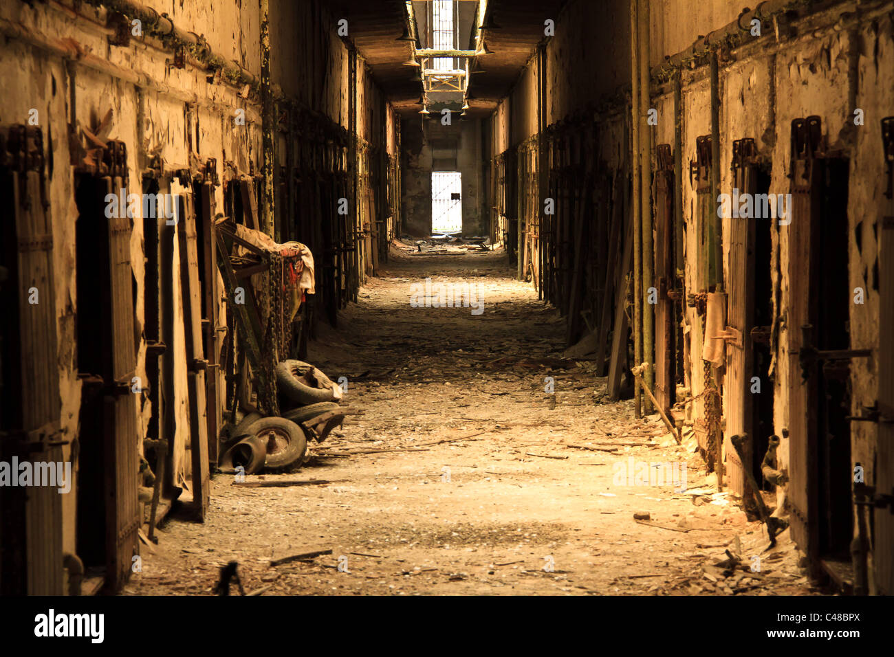 Uno dei fatiscenti cellblocks a stato orientale nel penitenziario di Philadelphia, Pa. Il carcere è stato costruito nel 1829. Foto Stock