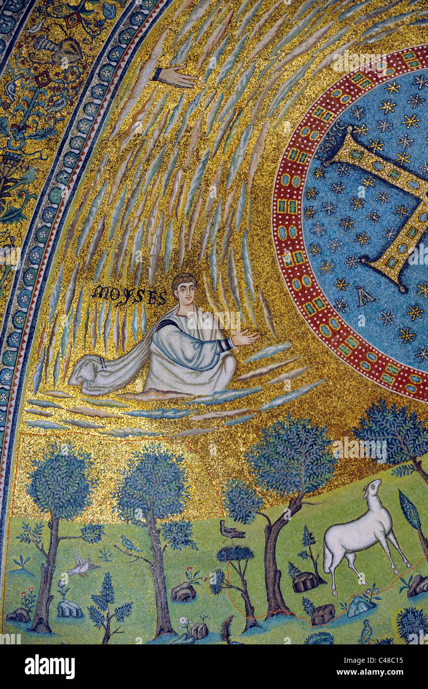Dettaglio dei mosaici della Basilica di Sant'Apollinare in Classe a Ravenna Foto stock Alamy