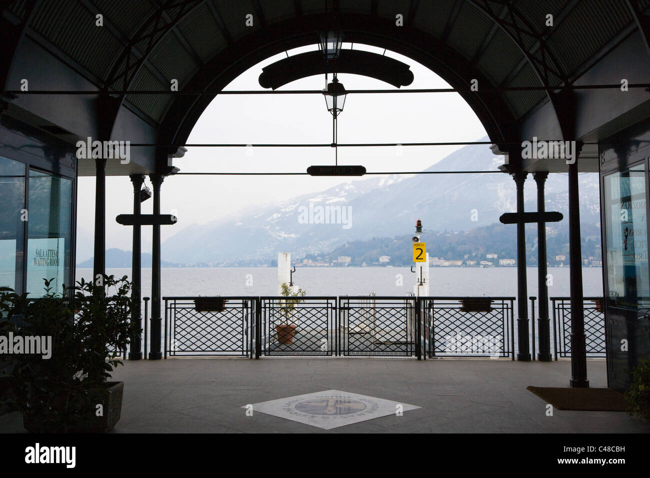 Bellagio fermata di traghetto sul Lago di Como. Lombardia. L'Italia. Foto Stock