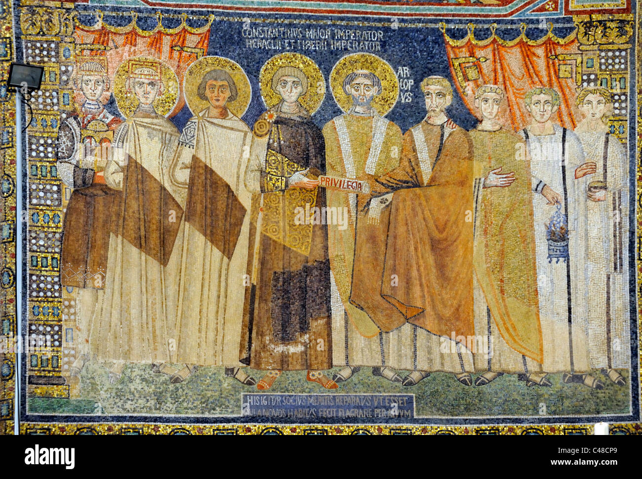 Dettaglio dei mosaici della Basilica di Sant'Apollinare in Classe a Ravenna Foto stock Alamy