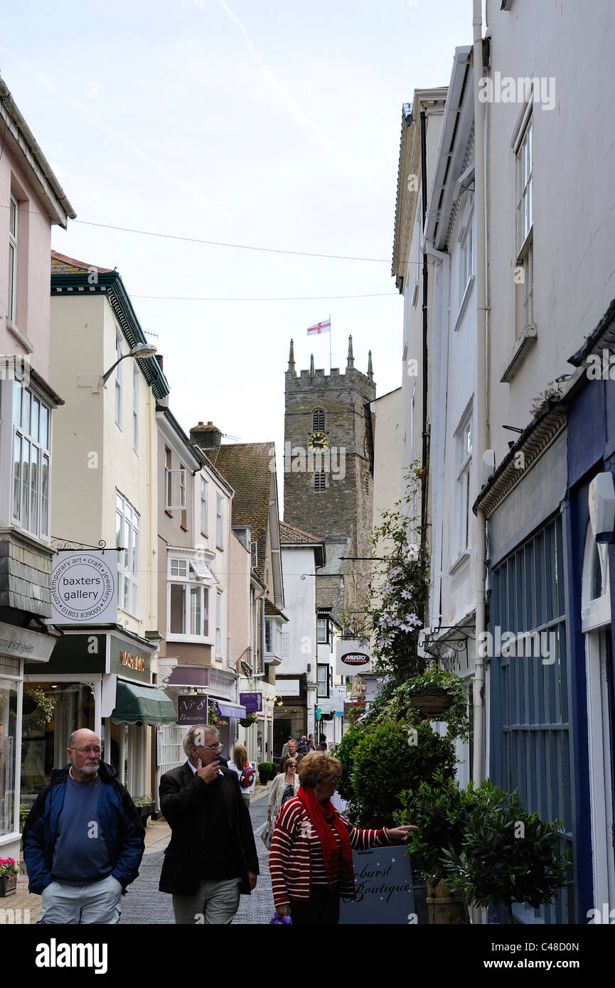 Foss street dartmouth con St Saviours chiesa in background Devon England Regno Unito Foto Stock