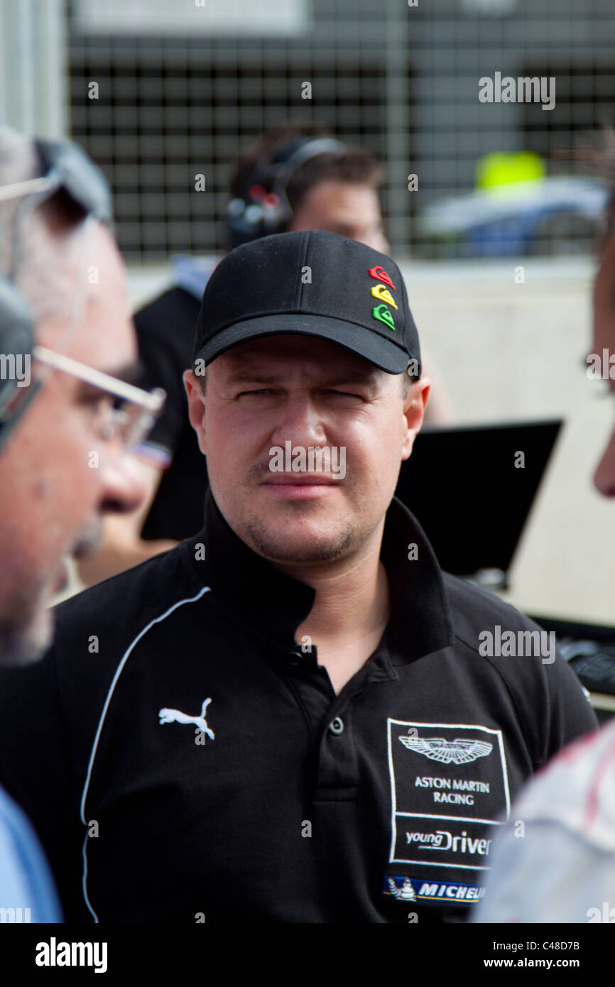 Tomas Enge sulla griglia a Silverstone per l'inizio del campionato FIA GT 2011 Foto Stock