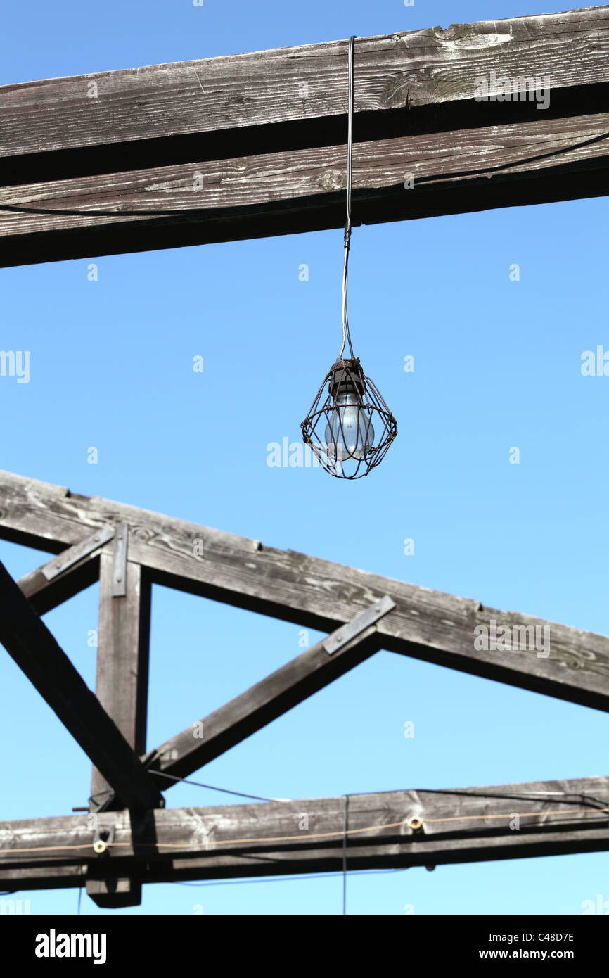 Vecchia lampada e fascio, cielo blu Foto Stock
