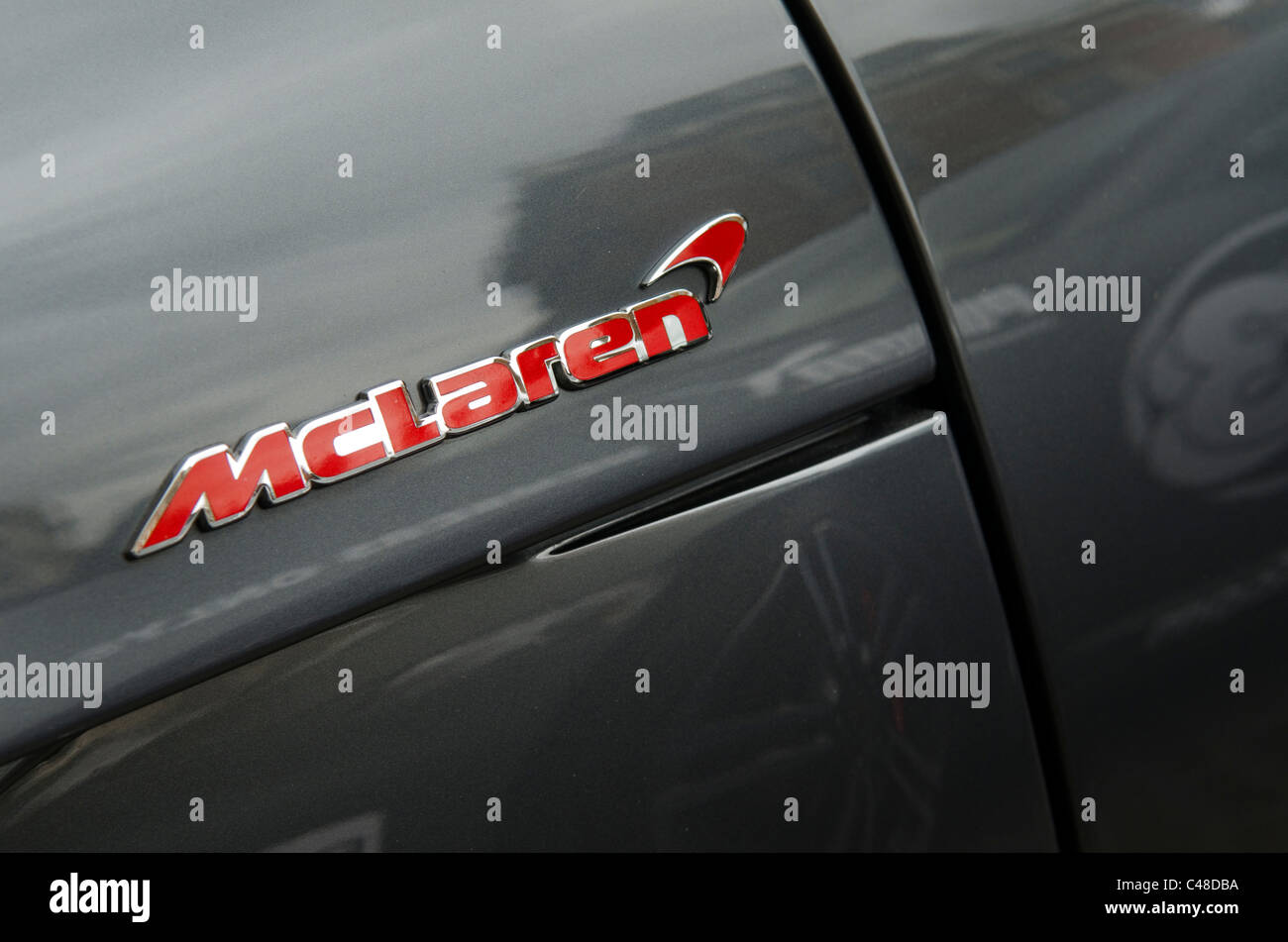 Mclaren rosso metallo badge auto visto presso il Gumball Rally 3000 Covent Garden Piazza London REGNO UNITO Foto Stock