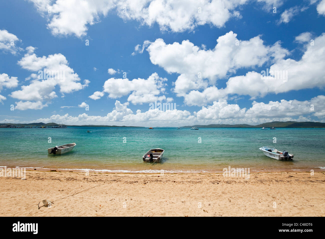 Barche ormeggiate presso la spiaggia. Giovedì Isola, Torres Strait Islands, Queensland, Australia Foto Stock