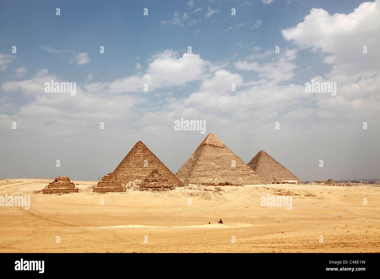 La piramide di Menkaure (Mycerinus), Khafre (Chephren) e la Grande Piramide di Khufu (Cheope) presso le Piramidi di Giza in Egitto, al Cairo Foto Stock