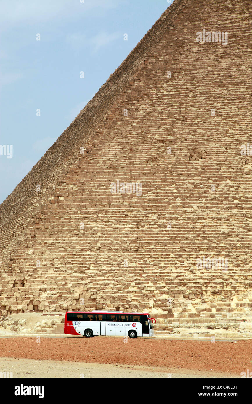 Gita turistica in autobus e la Grande Piramide di Khufu (Cheope) presso le Piramidi di Giza, il Cairo, Egitto Foto Stock