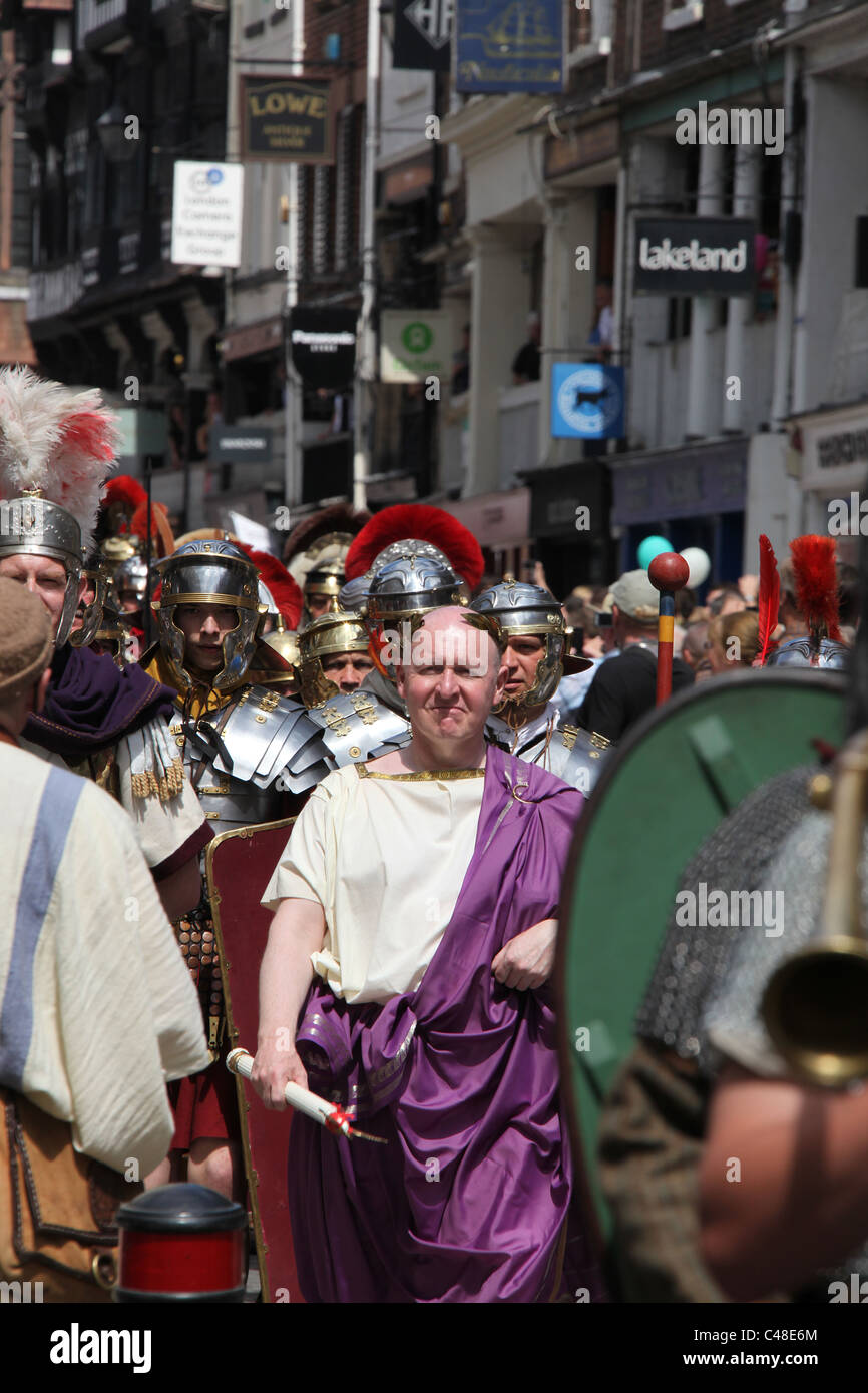 Città di Chester, Inghilterra. Imperatore romano che conduce i soldati e centurioni attraverso le strade di Chester. Foto Stock