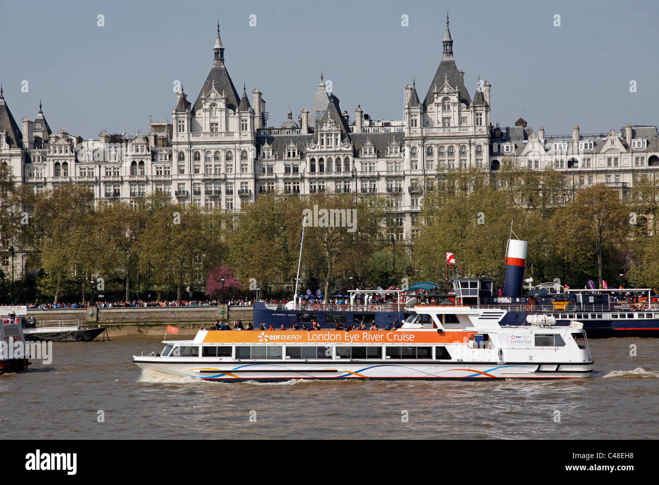 London Eye Crociera sul Fiume visite turistiche barca sul fiume Tamigi a Londra in Inghilterra Foto Stock