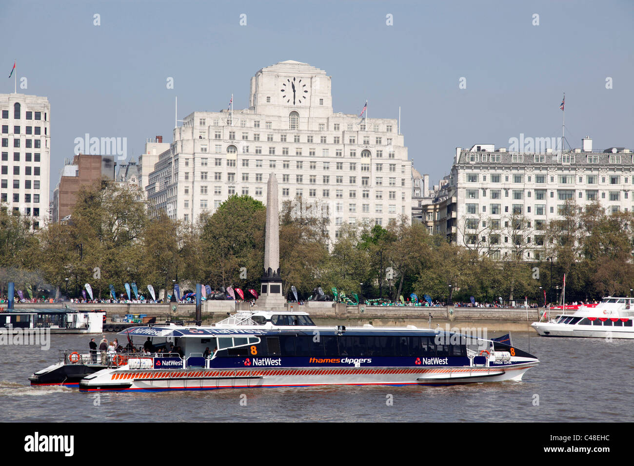 Thames Clipper turistico barca sul fiume Tamigi a Londra in Inghilterra Foto Stock