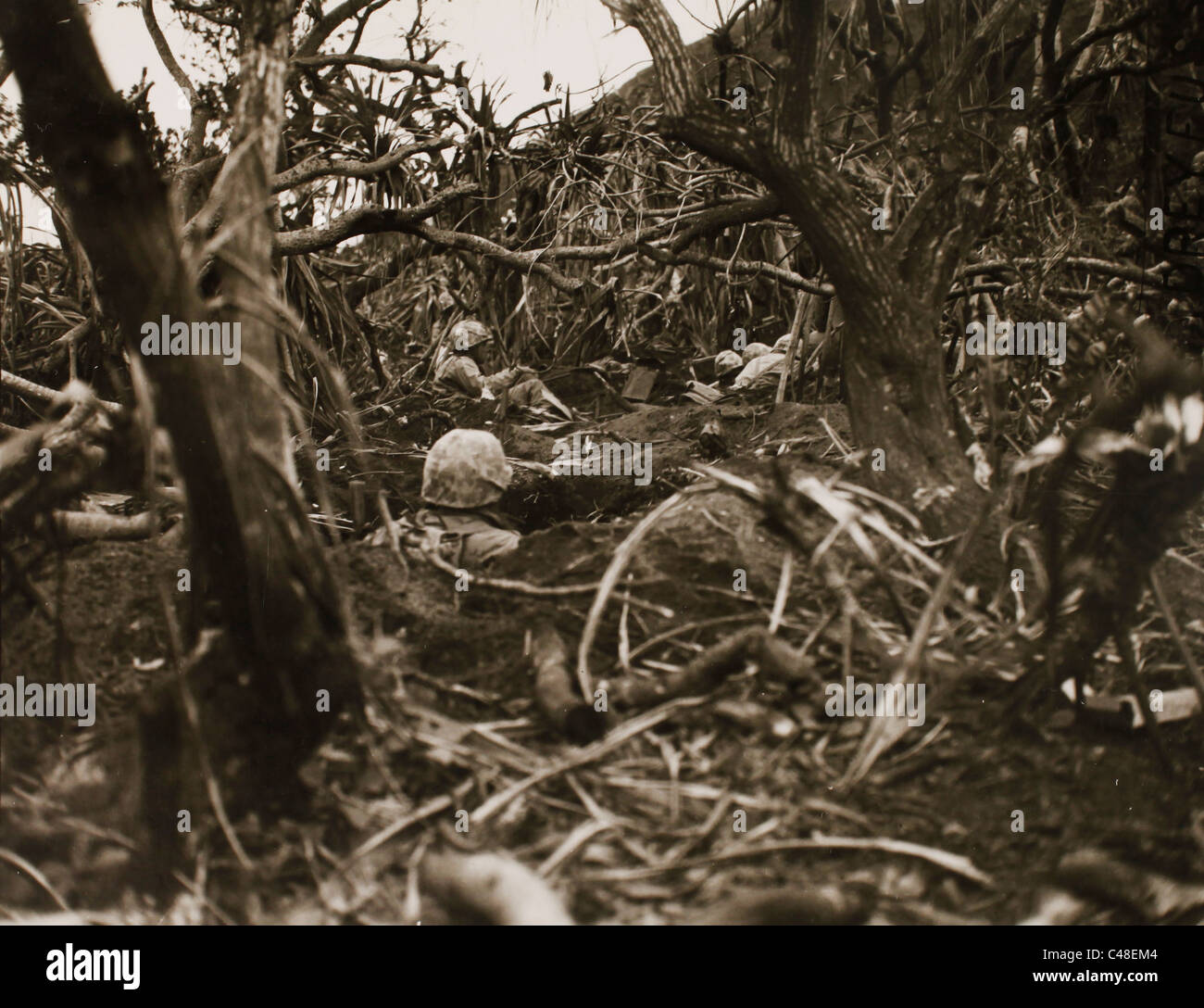Truppe prendere la copertura nella chioma rada a lato del campo di aviazione numero 2. Iwo Jima. 21 Febbraio 1945 Foto Stock