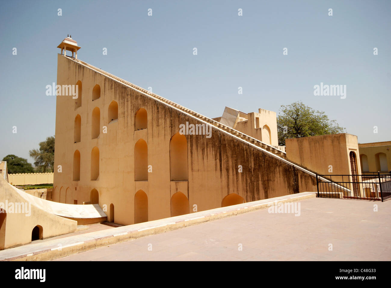 Il Samrat Yantra (il supremo Strumento),di tutto il mondo più grande meridiana di un osservatorio a Jaipur Foto Stock