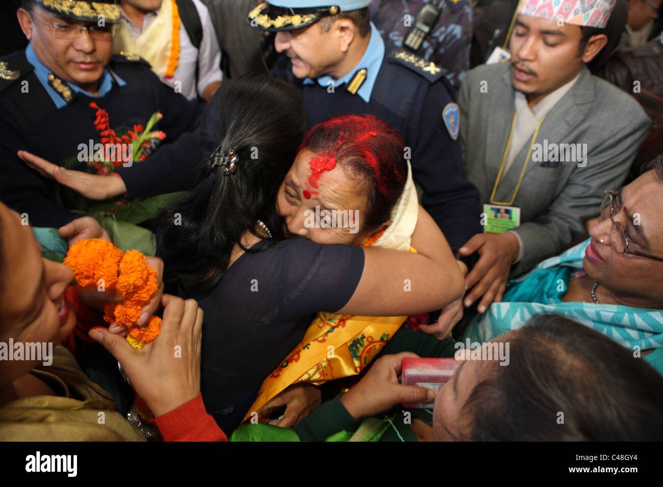 Anuradha Koirala, proclamato vincitore della CNN eroe dell'anno 29010, accolti calorosamente al suo ritorno. Internazionale Tribhuwan Airp Foto Stock