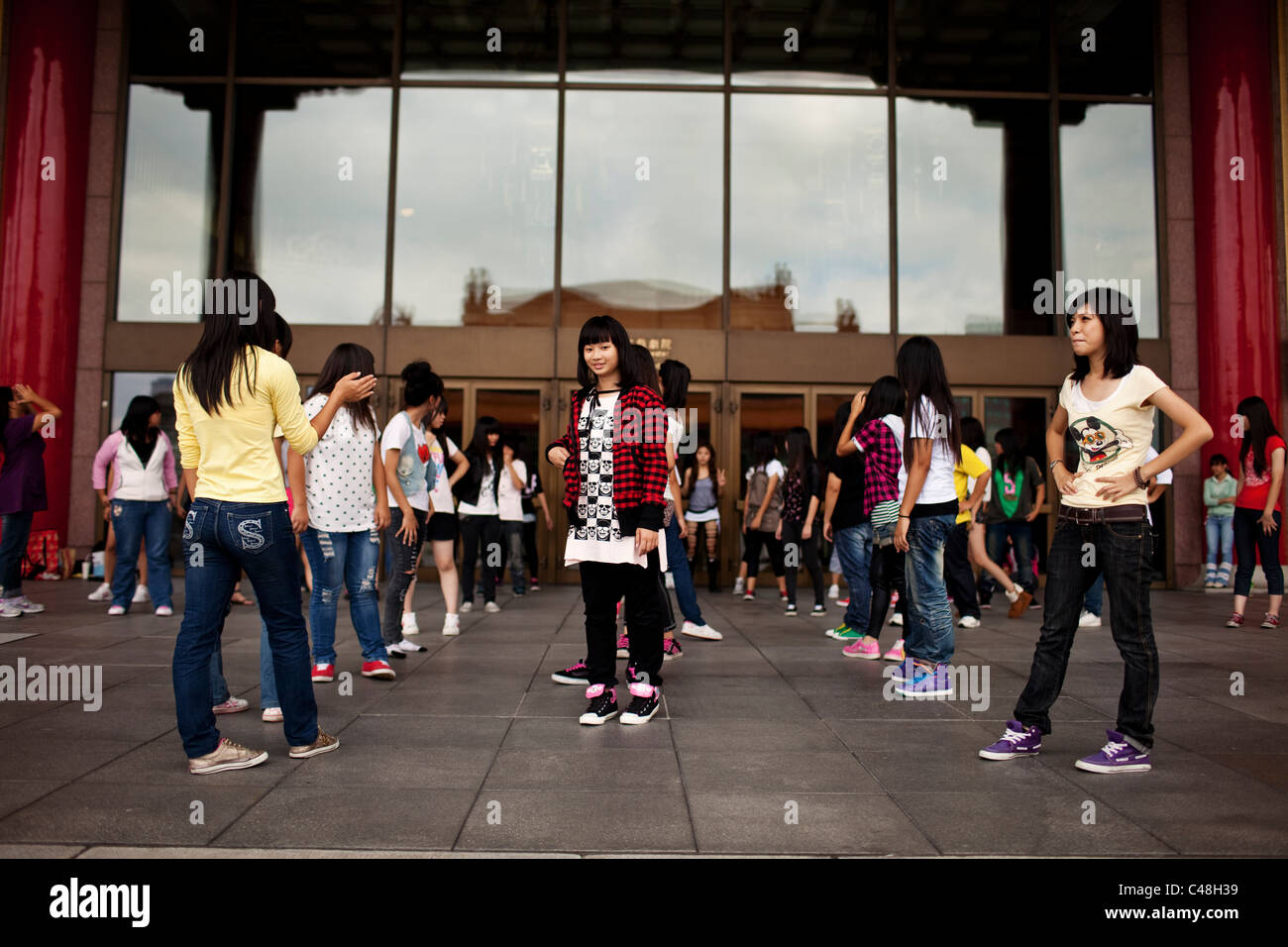 Le ragazze adolescenti la linea fino a righe per la pratica di una routine di danza al Teatro Nazionale vicino a Chiang Kai-Shek Memorial Hall di Taipei, Foto Stock