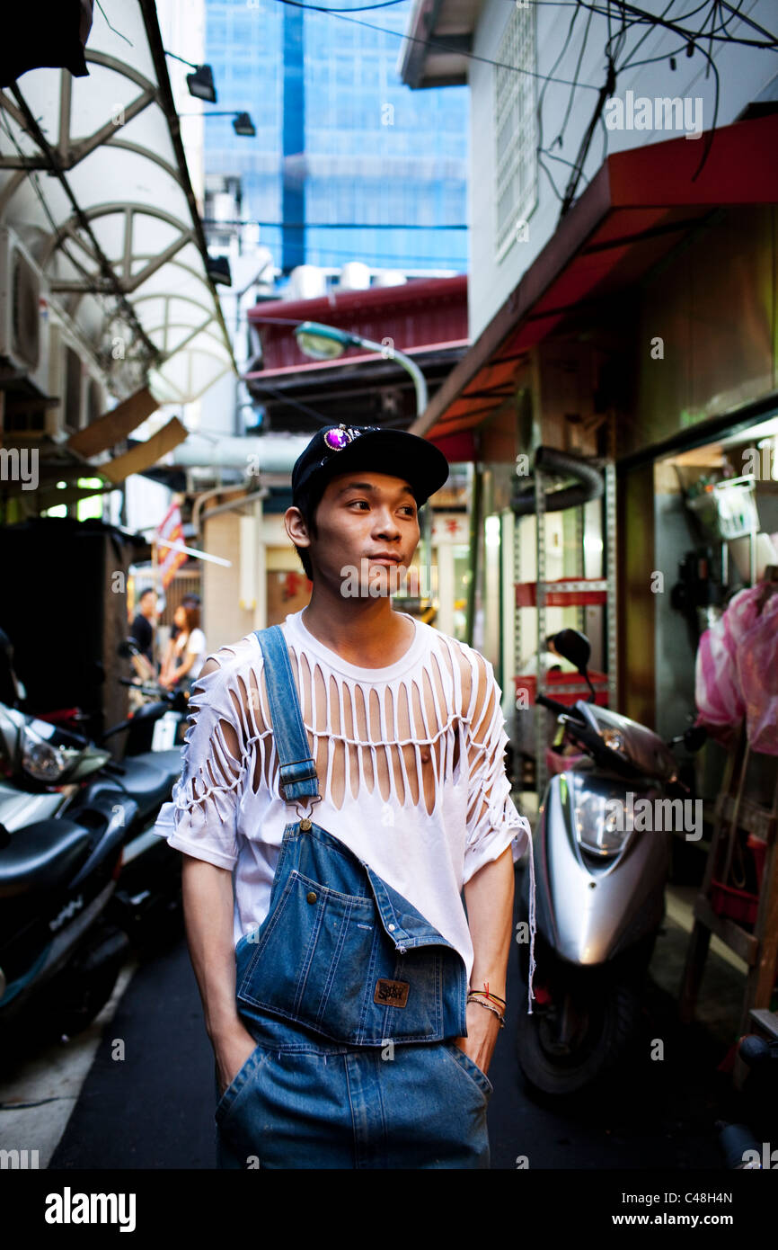 Ritratto di un giovane uomo che lavora in un negozio di abbigliamento a Ximending, Taipei, Taiwan, 24 ottobre 2010. Foto Stock