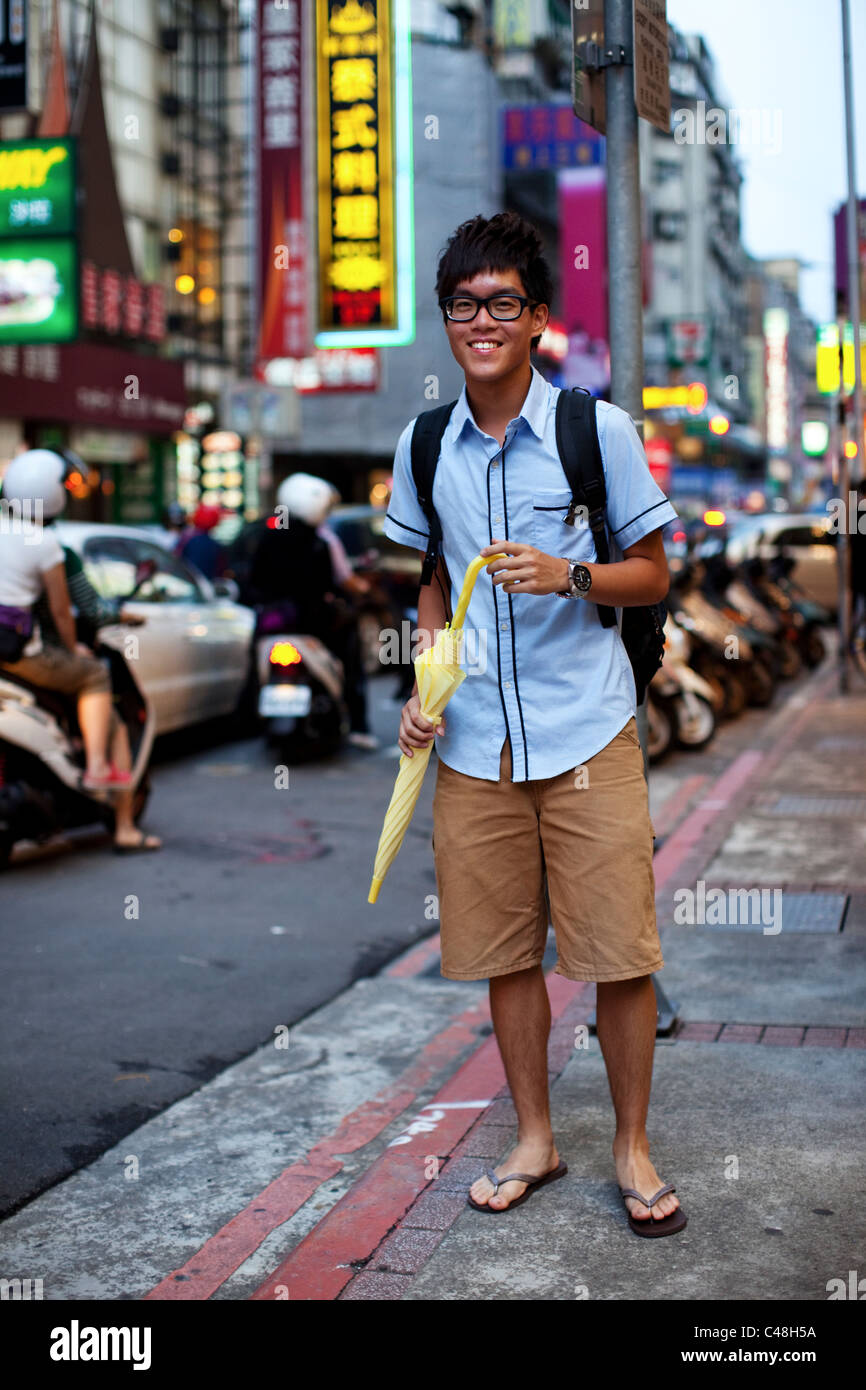 Ritratto di un giovane uomo in una delle vivaci strade di Ximending, Taipei, Taiwan, 24 ottobre 2010. Foto Stock